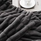 Plaid en Fausse Fourrure Gris Anthracite - Élégance et Confort Couverture chambre, Couvertures, Couvertures adulte, linge de lit, Plaid, Salon