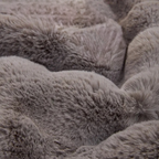 Texture détaillée de la fausse fourrure gris anthracite, offrant une sensation de luxe et de modernité, parfaite pour un décor sophistiqué.