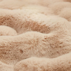 Vue rapprochée d'une housse de canapé en fausse fourrure beige, soulignant la texture luxueuse et moelleuse, parfaite pour ajouter une couche de confort et d'élégance à tout salon.