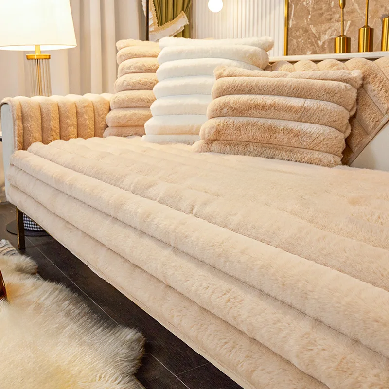 Housse de canapé en fausse fourrure douce couleur beige pour un style épuré