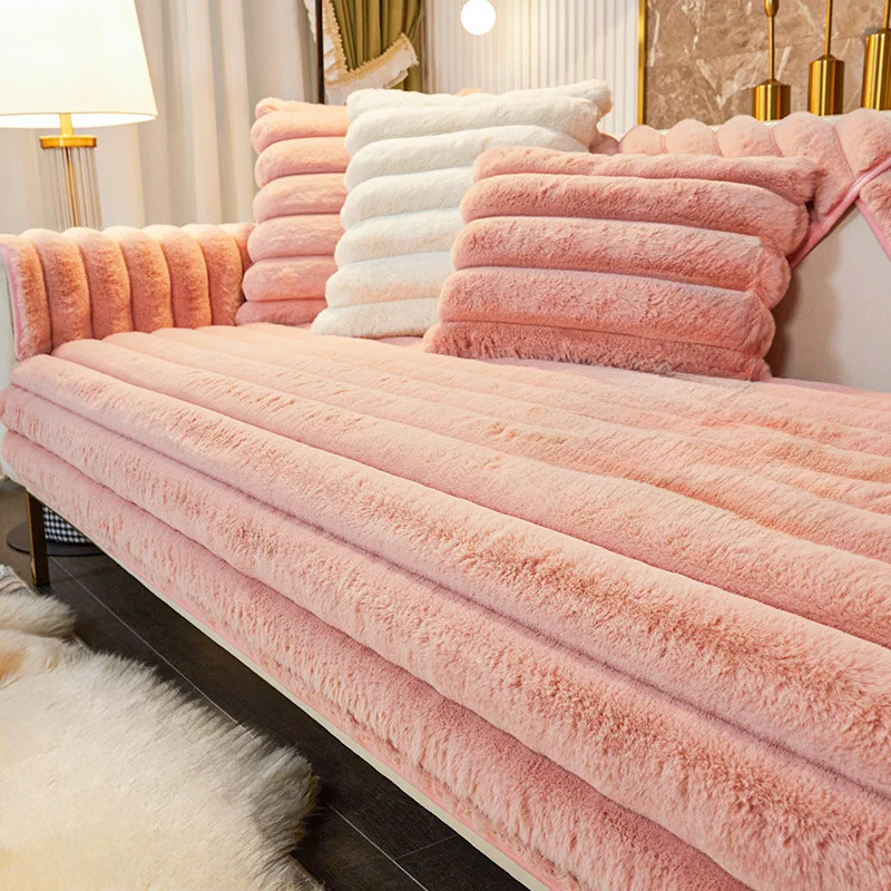 Housse de canapé en fausse fourrure rose poudré pour une touche de douceur romantique
